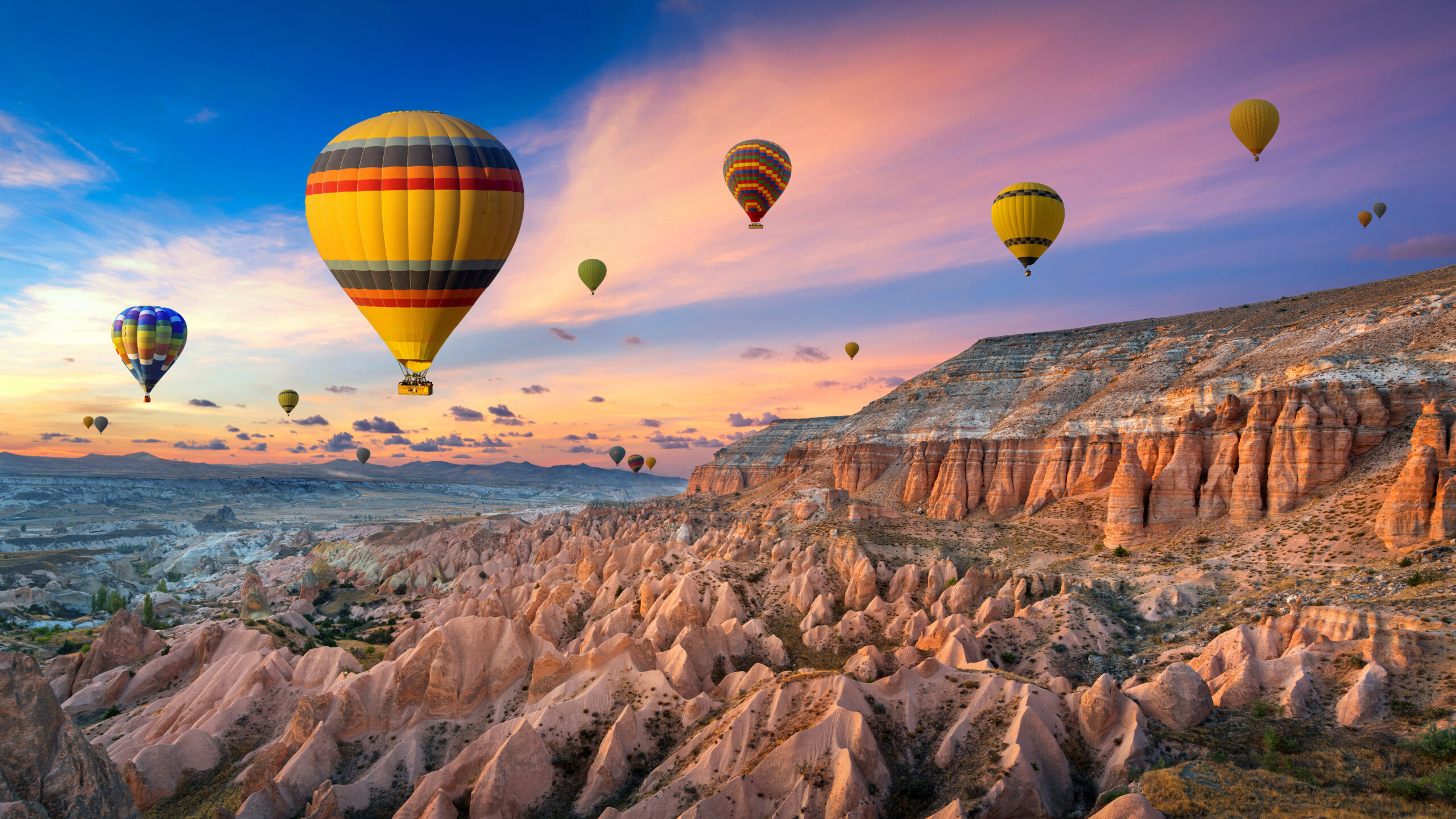 production-services-and-filming-in-turkey-hot-air-balloons-over-valley